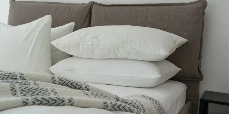 es bueno dormir con o sin almohada
